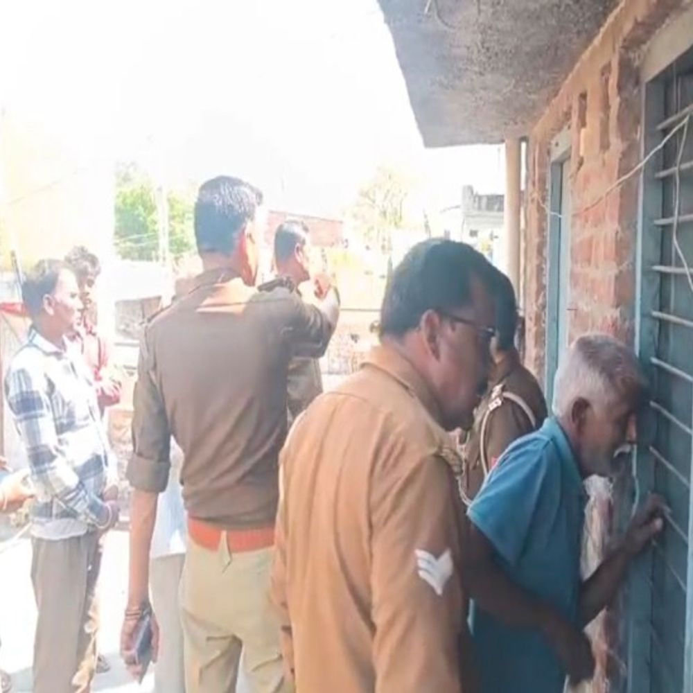 शाहजहांपुर में युवती ने किया सुसाइड:पुलिस ने दरवाजा तोड़कर शव उतारा, पिता बोले- सिर दर्द से मानसिक तनाव में थी