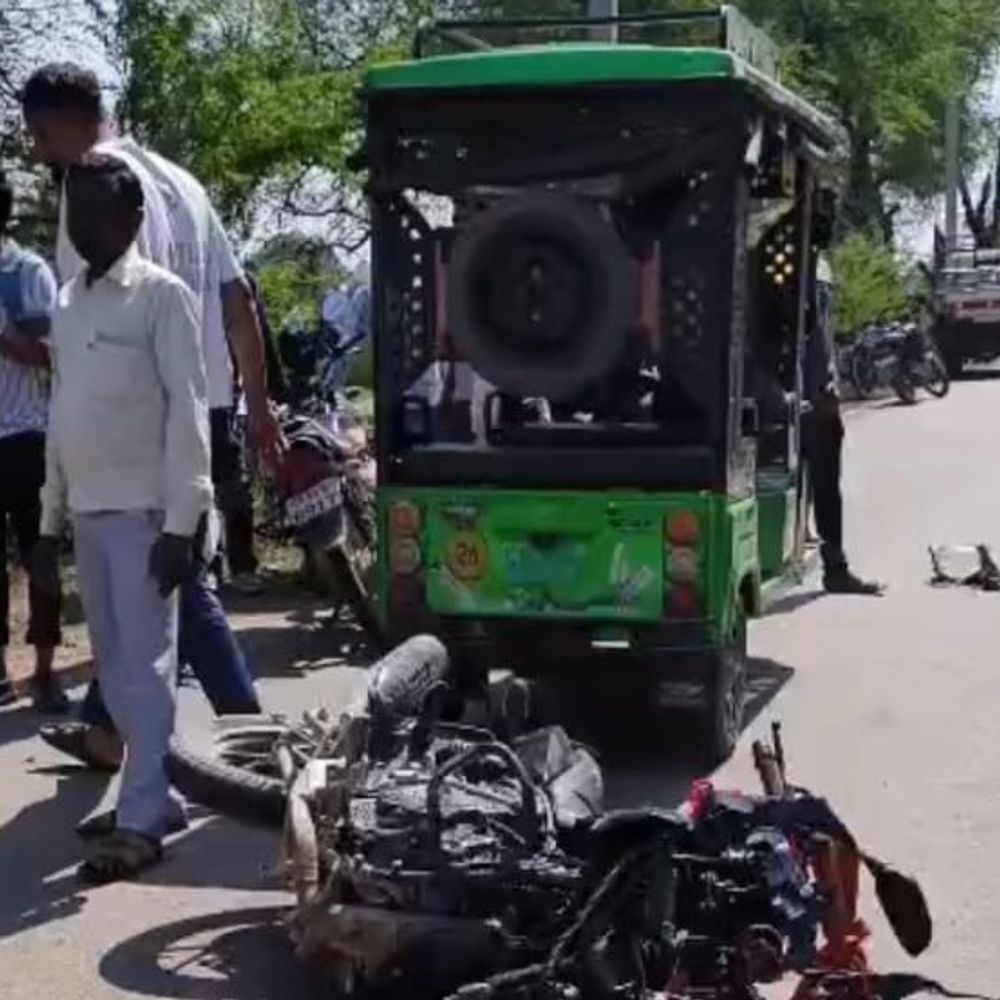 हमीरपुर में सपा नेता की कार से हादसा:बाइक सवार गंभीर घायल, हायर सेंटर रेफर; पुलिस जांच में जुटी