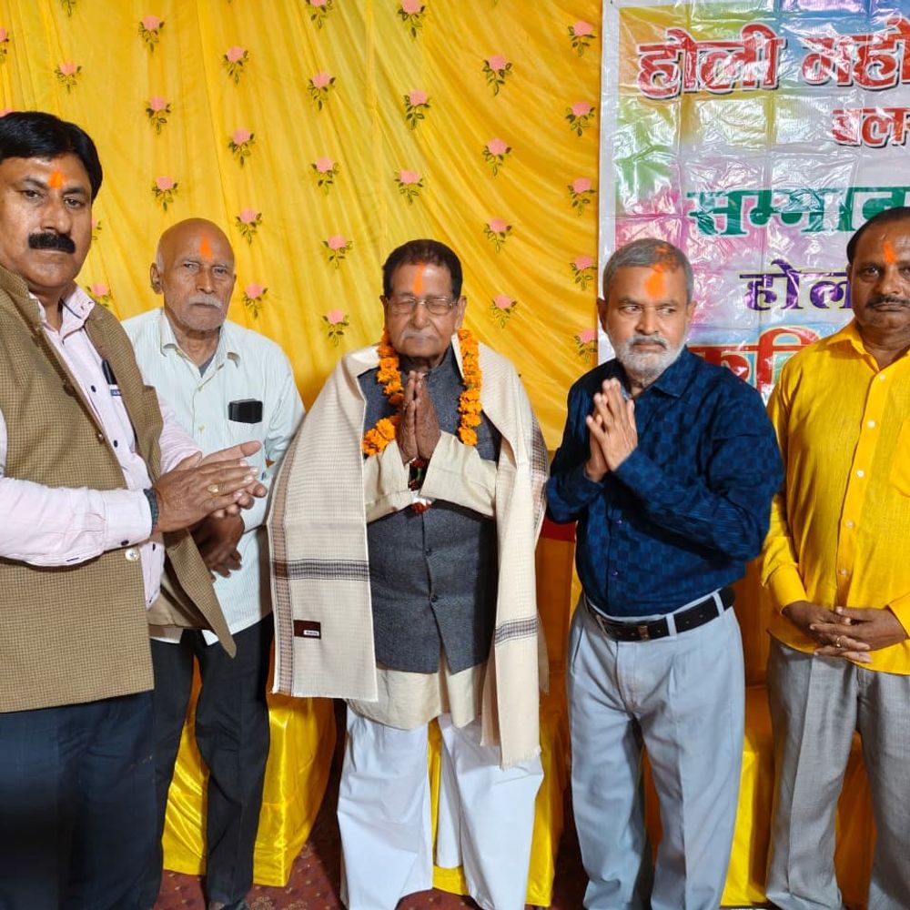 कृष्णा शुक्ला 'मूर्खाधिराज', अभय सोनी 'मूर्खाधिपति' बने:बलरामपुर में 38वां होली ठिठोली महोत्सव रंग, रस और व्यंग्य से सराबोर