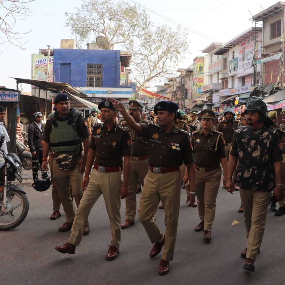 DIG और एसपी ने किया फ्लैग मार्च:हाथरस में होली-रमजान के मद्देनजर सुरक्षा व्यवस्था का लिया जायजा