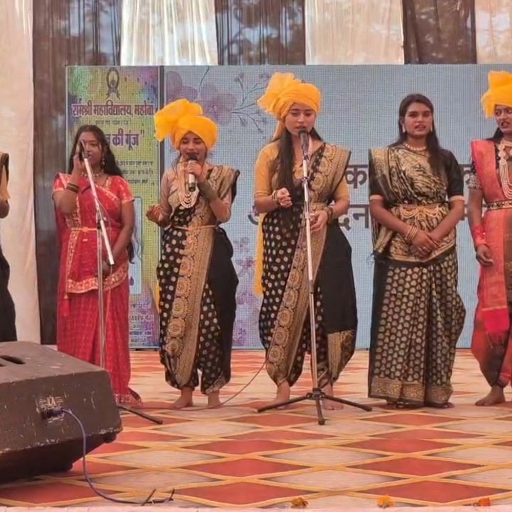 महोबा के राम श्री महाविद्यालय में गुलाल की गूंज कार्यक्रम:विधायक राकेश गोस्वामी, ममता यादव की उपस्थिति में छात्रों ने बिखेरे होली के रंग