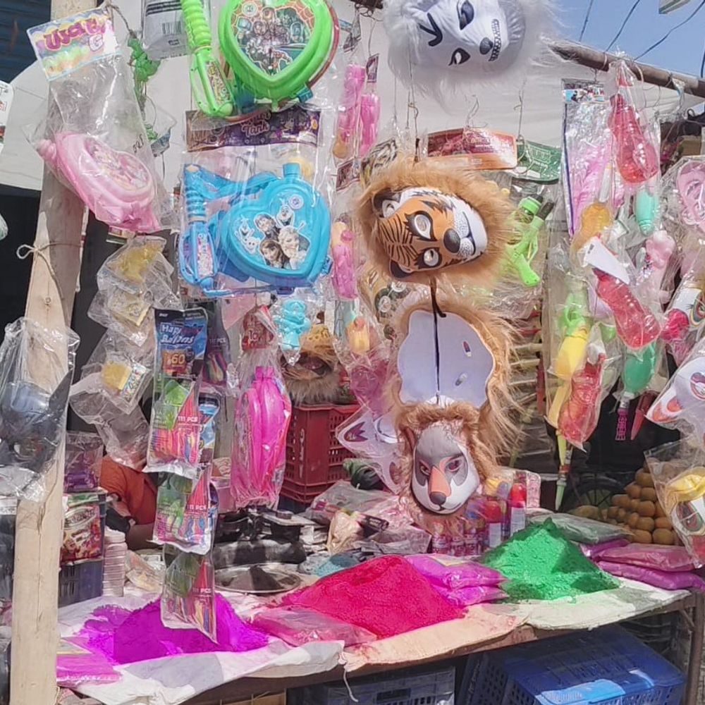 अमेठी में होली को लेकर बाजार गुलजार:मोदी पिचकारी की सबसे ज्यादा डिमांड; 70 से 2700 रुपए तक की पिचकारी उपलब्ध