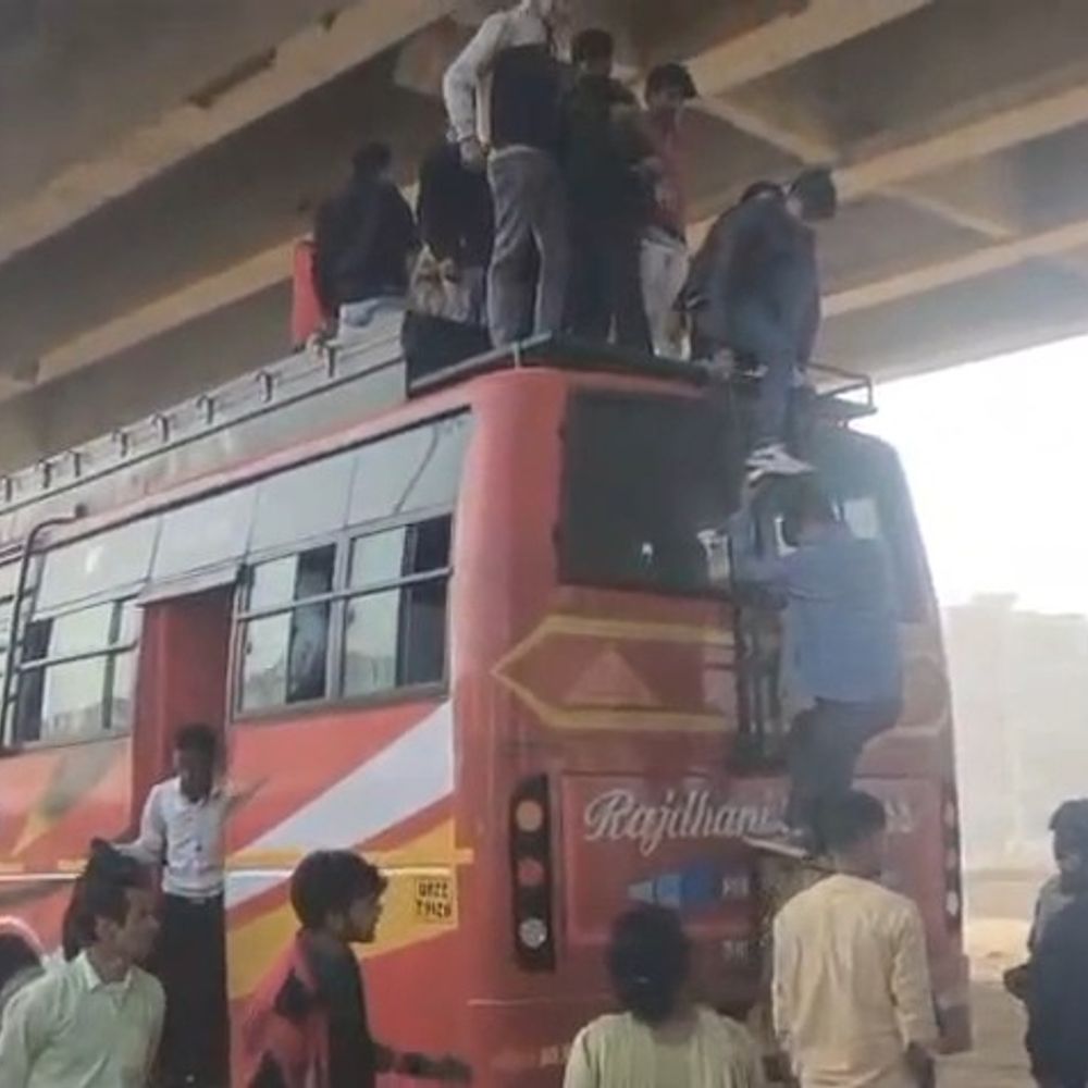 पीलीभीत में ARTO ने ओवरलोड बस सीज की:106 यात्रियों से भरी बस जब्त, छत पर बैठे थे लोग