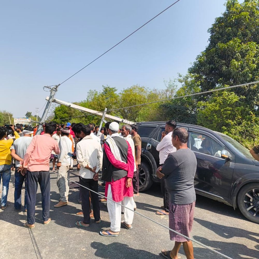 कार की टक्कर से बिजली खंभा गिरा, युवक की मौत:मुसाफा-करबिगवा सड़क दो घंटे बाधित, 3 साल पहले हुई थी शादी