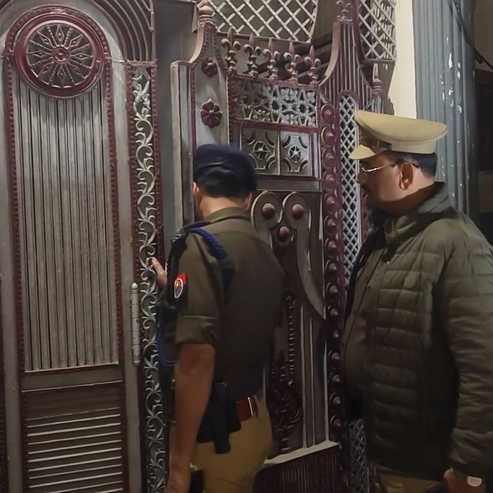 इटावा के होटल राज पैलेस में छापेमारी:देह व्यापार के आरोप में दो युवतियों सहित आठ गिरफ्तार, युवक जेल भेजे गए