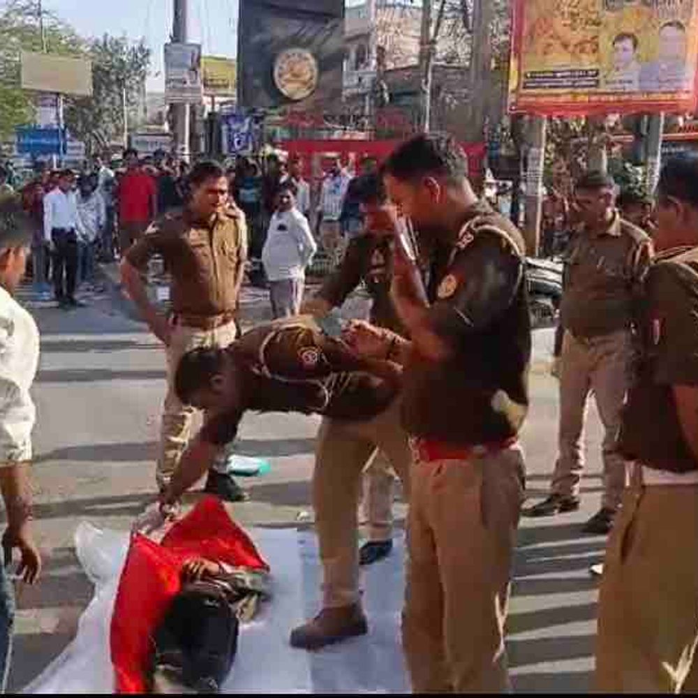 कानपुर में सड़क हादसे में युवक की मौत:सड़क पार करते समय कंटेनर की चपेट में आया, चालक हिरासत में; पहचान जारी