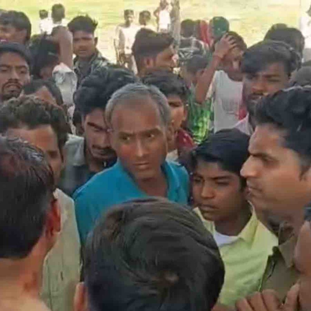 बकरा चोरी के शक में युवक की पिटाई, कार तोड़ी:रामपुर में दोनों पक्षों पर मुकदमा दर्ज कर जांच शुरू