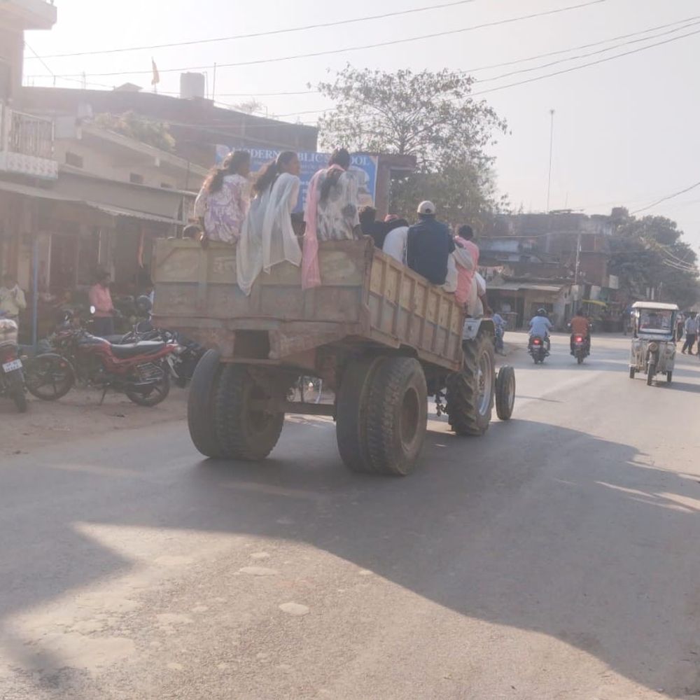 ट्रैक्टर-ट्रॉली में तीन दर्जन से अधिक लोग सवार:भदोही के सुरियावां में नियमों की अनदेखी, प्रशासन पर सवाल