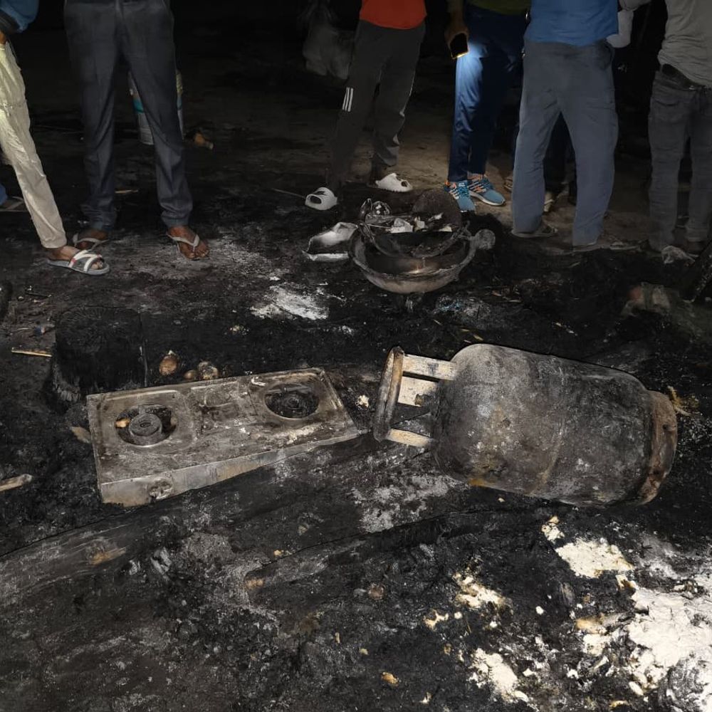 सीतापुर में होलिका दहन के दौरान झोपड़ी में लगी आग:नगदी समेत लाखों का सामान जला, खाली गैस सिलेंडर से टला हादसा