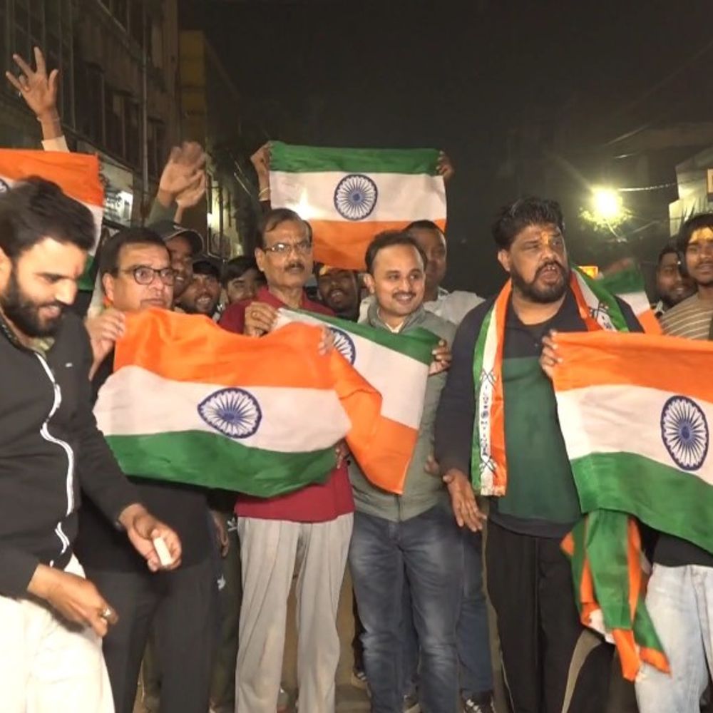 कानपुर टीम इंडिया की जीत का जश्न:वेस्टइंडीज को 5 विकेट से हराकर भारत सेमीफाइनल में; फैंस बोले-अब इंग्लैंड से 'लगान' वसूलने की बारी