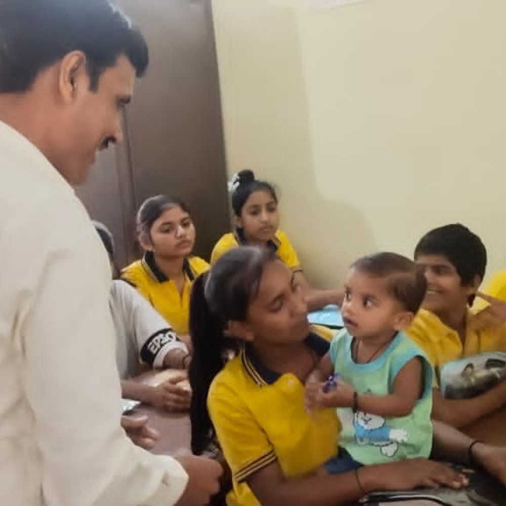 बलिया डीएम ने बालिका गृह में बांटी होली की खुशियां:बच्चियों को गुझिया खिलाई, बोले- सुविधाओं में कमी नहीं होने देंगे