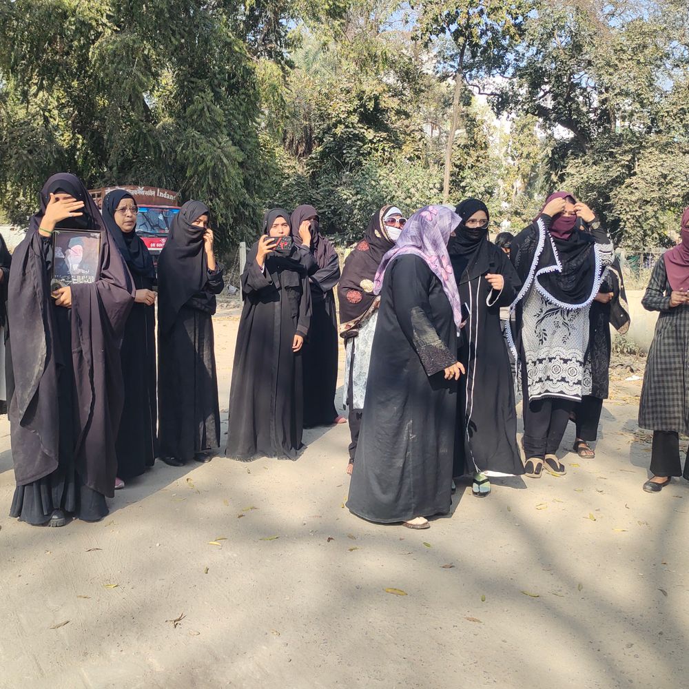 तुम एक खामेनेई मरोगे हर घर से खामेनेई निकलेगा:प्रयागराज में महिलाओं ने कहा- हमारा रहबर मरा, लोगों ने हाथों में तस्वीर लेकर प्रदर्शन