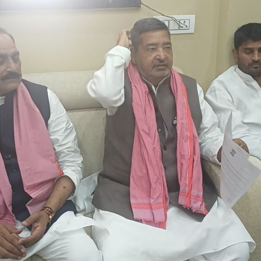 सपा सांसद ने डीएम-एसपी से की मुलाकात:कानून व्यवस्था, धान खरीद और SIR पर उठाए गंभीर सवाल