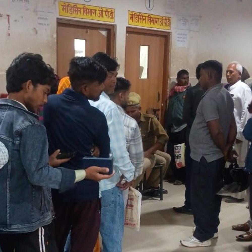 देवरिया मेडिकल कॉलेज में अवकाश पर भी ओपीडी खुली:अवकाश में भी मरीजों के लिए इमरजेंसी सेवा 24 घंटे जारी