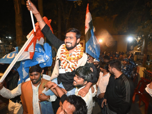 42 साल बाद NSUI की वापसी, शांतनु बने PU अध्यक्ष:मां ने ढोल बजाकर किया स्वागत; बोले-पप्पू यादव आइडल, उनकी तरह दूसरों की मदद करना चाहता हूं