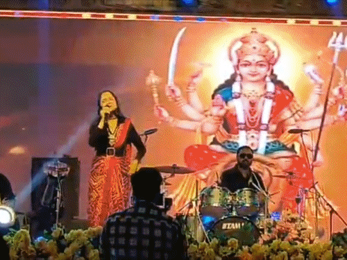 दरभंगा में दो दिवसीय मिथिला लोक उत्सव का समापन:  हर्षप्रीत कौर की प्रस्तुति ने बांधा समां, पंजाबी गानों पर झूमते नजर आए दर्शक – Darbhanga News