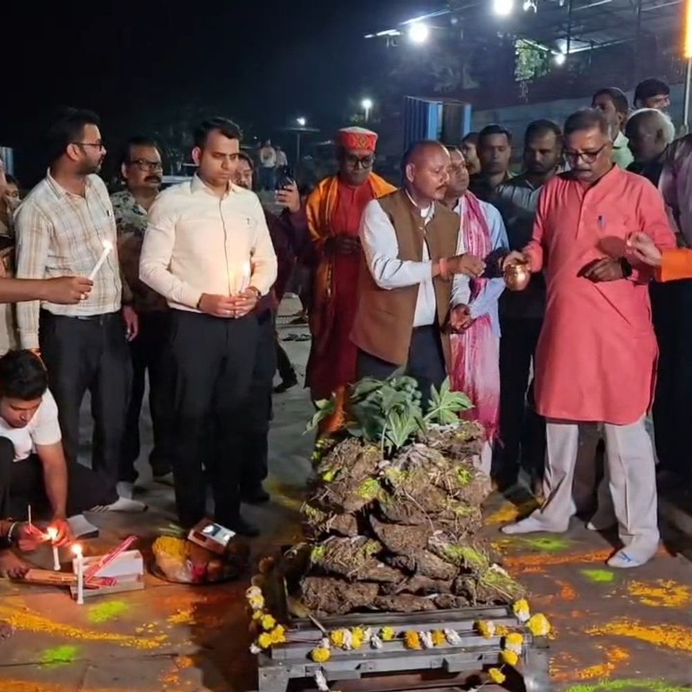 मंडला के माहिष्मती घाट पर प्रशासन और जनता का ‘रंगोत्सव’:  कलेक्टर और अधिकारियों ने जनता के साथ मनाई होली; गुलाल लगाकर बधाई दी – Mandla News