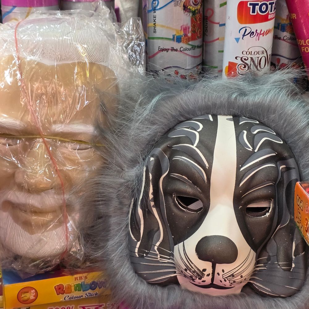 संभल में मोदी मुखौटे, नई पिचकारियों की भारी मांग:होली पर रंग-गुलाल के दाम बढ़े, 500 से अधिक दुकानें सजी