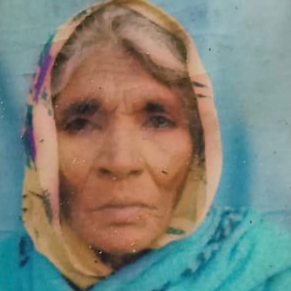 संभल में आग में जलकर बुजुर्ग महिला की मौत:बिजली का तार गिरने से आग लगी, तीन बच्चे सुरक्षित निकाले गए