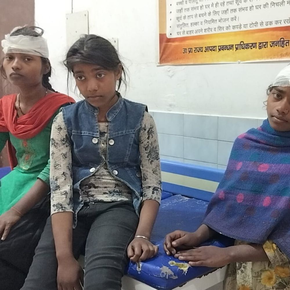 मऊ में डायपर फेंकने को लेकर विवाद, 5 महिलाएं घायल:जिला अस्पताल रेफर, लोग अक्सर फेंकते थे घर का कूड़ा