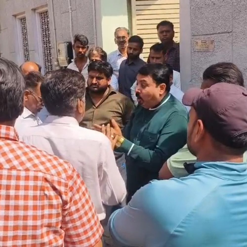 ई-रिक्शा विवाद, सुरक्षा गार्ड पर मारपीट का आरोप:फिरोजाबाद में वृद्ध और बेटे को पीटा, तनाव का माहौल रहा