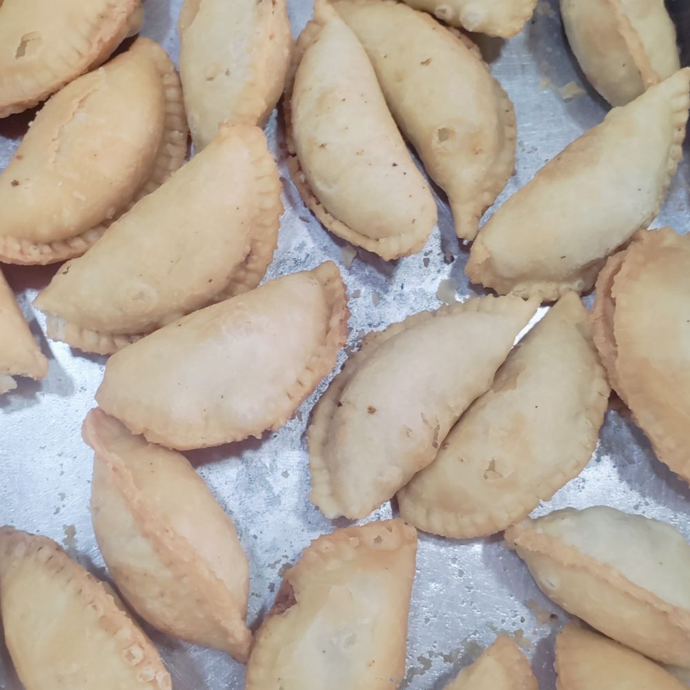 होली पर गुझिया की रही सर्वाधिक मांग:कानपुर देहात के बाजारों में दिखा मिलाजुला असर, कई दुकानदार मायूस दिखे