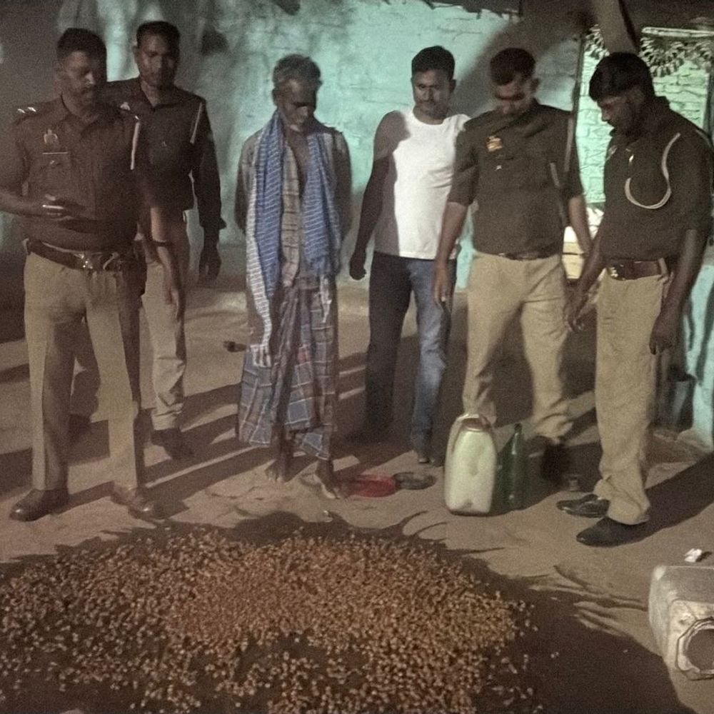 90 लीटर अवैध शराब के साथ 4 कारोबारी गिरफ्तार:कौशांबी में 4.5 कुंतल लहन नष्ट, होली से पहले पुलिस की छापेमारी