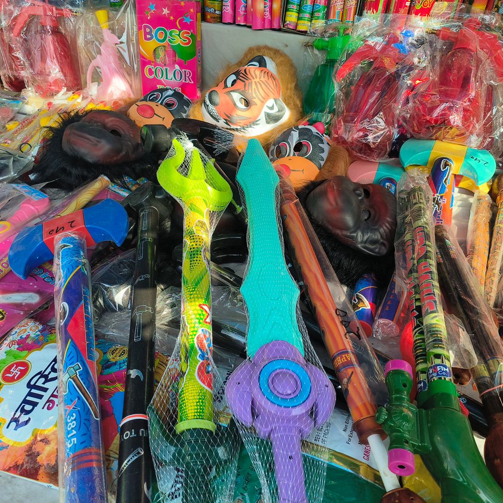 घाटमपुर में बंदूक-तलवार पिचकारी की डिमांड:रंगों से अधिक गुलाल बिका, बाजारों में रौनक; एसीपी बोले- चौराहे पर पुलिस बल तैनात