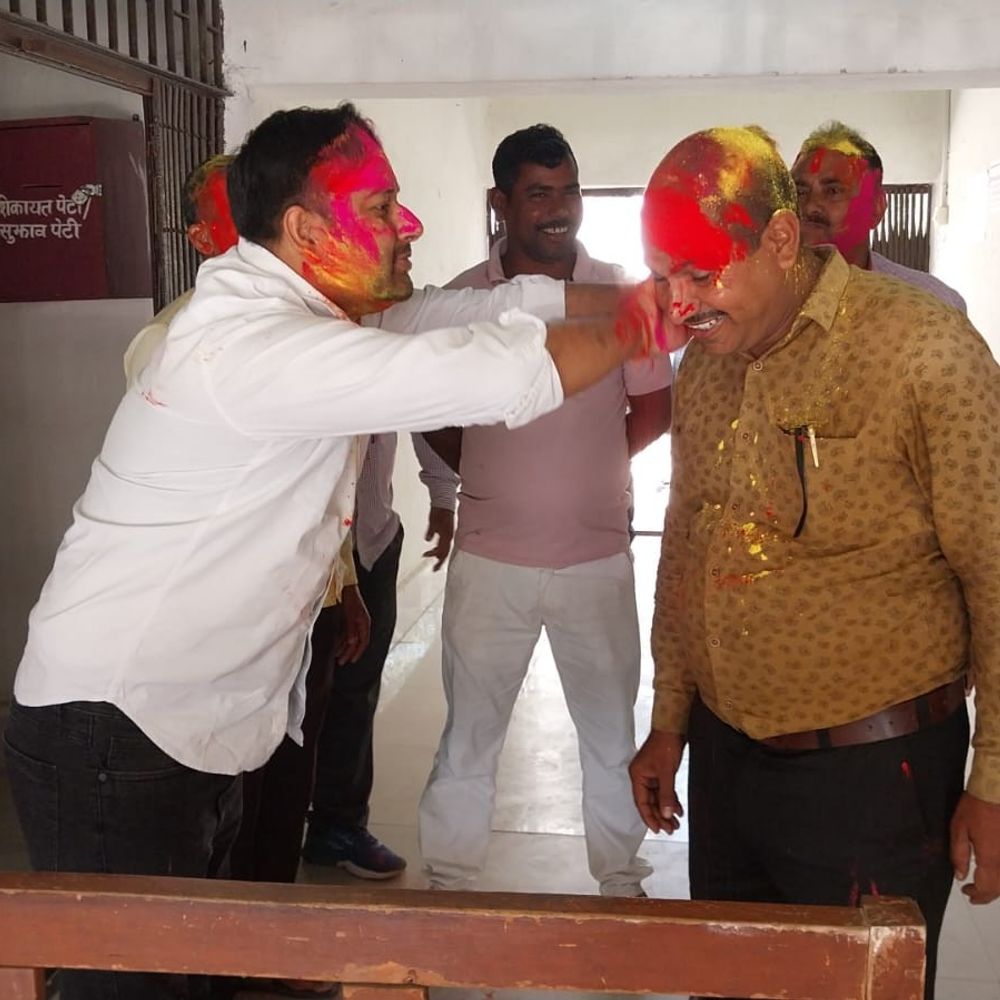 कोंच प्रखंड कार्यालय में होली मिलन समारोह:  अधिकारियों और जनप्रतिनिधियों एक-दूसरे को गुलाल लगाया, शुभकामनाएं दीं – Gaya News
