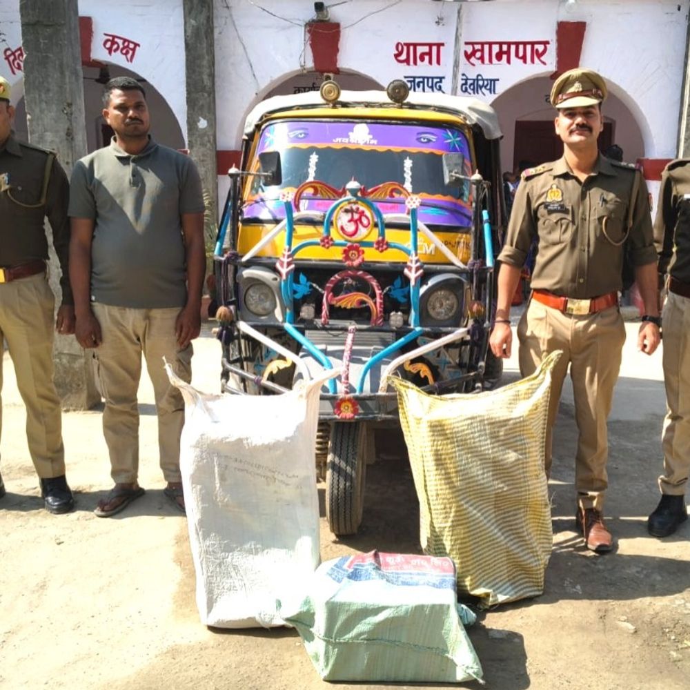 देवरिया में 12 पेटी अवैध शराब बरामद:पुलिस ने तस्कर को ऑटो समेत पकड़ा, होली को लेकर विशेष निगरानी