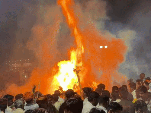 सीकर में अलग-अलग समय पर हो रहा होलिका दहन:  धुलंडी 3 और 4 मार्च को मनाई जाएगी, महिलाओं ने पूजा के बाद गाए गीत – Sikar News