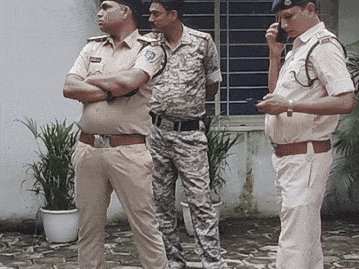 MP आबकारी आरक्षक भर्ती परीक्षा में फर्जीवाड़ा…12 अभ्यर्थी टॉप-3 में:  रतलाम में एक ही सेंटर पर दिए एग्जाम; सीसीटीवी में नकल पकड़ाई; भोपाल में FIR – Bhopal News