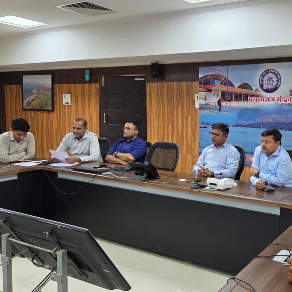 प्रयागराज मंडल में रेलवे अधिकारियों ने लिया सेवा संकल्प:2047 तक विकसित भारत के लक्ष्य पर दिया जोर