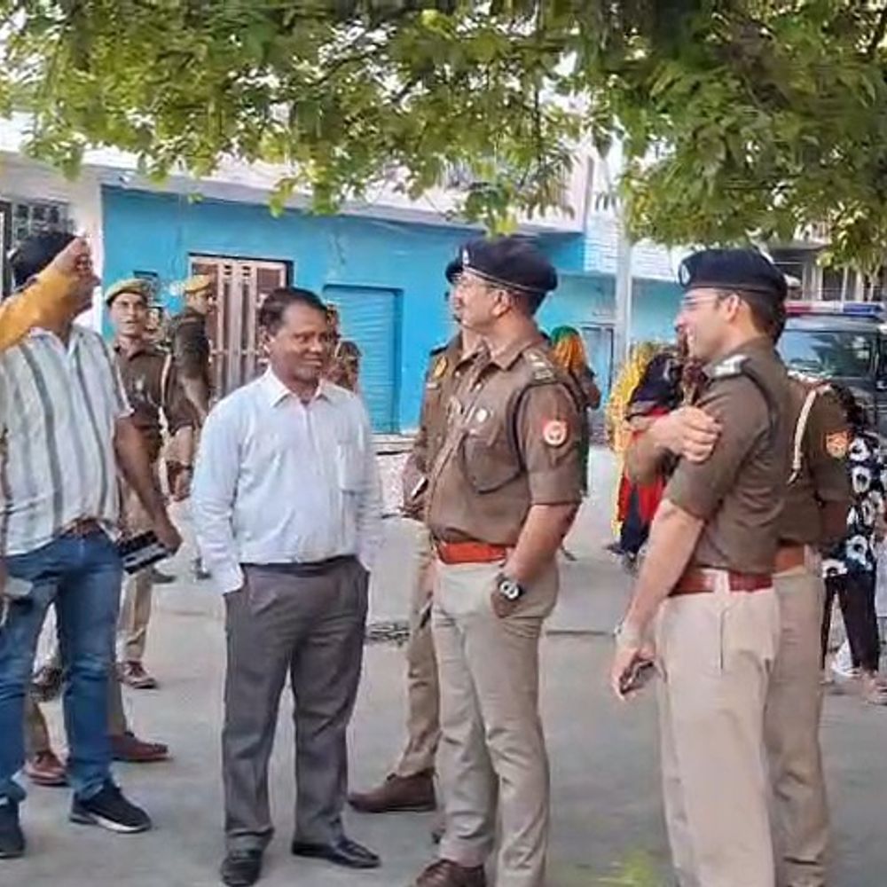 अमरोहा में होली पर पुलिस अलर्ट,माहौल बिगाड़ने वालों पर कार्रवाई:एसपी ने अधिकारियों-कर्मचारियों को भ्रमणशील रहने के दिए निर्देश