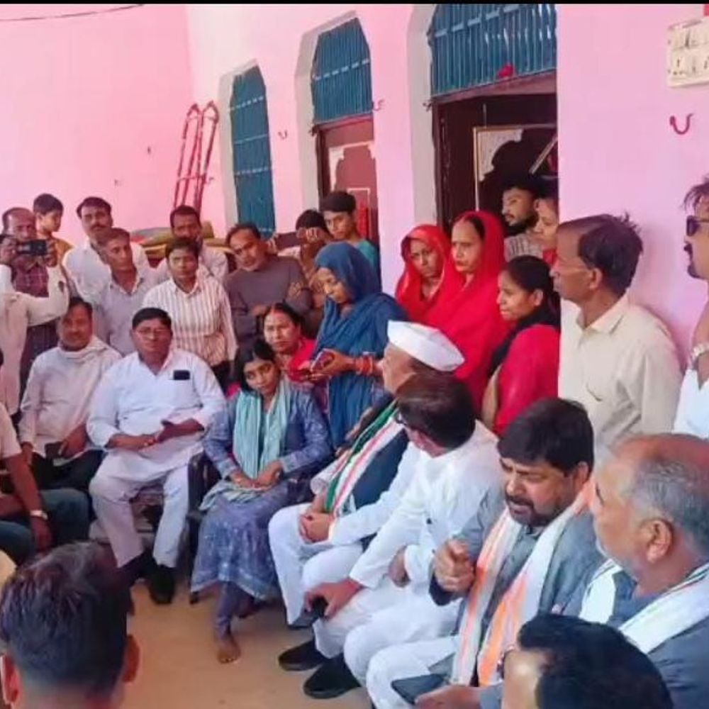 फतेहपुर में शिक्षामित्र BLO ने सुसाइड किया:गुलाबी गैंग, कांग्रेस प्रतिनिधिमंडल पीड़ित परिवार से मिला, 50 लाख मुआवजे की मांग