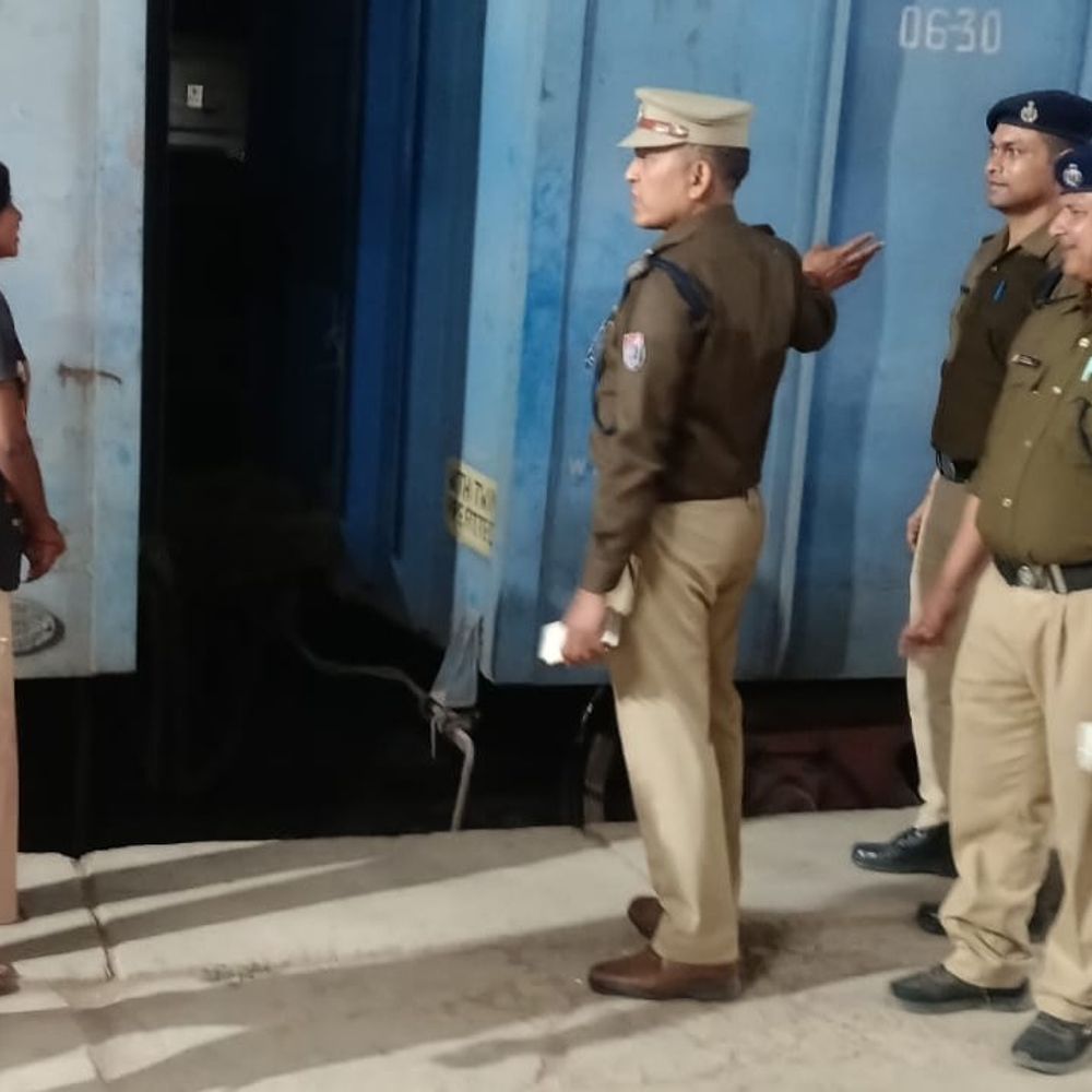 औरैया में रेलवे स्टेशन पर सुरक्षा व्यवस्था कड़ी:आरपीएफ प्रभारी ने यात्रियों को दिए सुरक्षा संबंधी दिए निर्देश