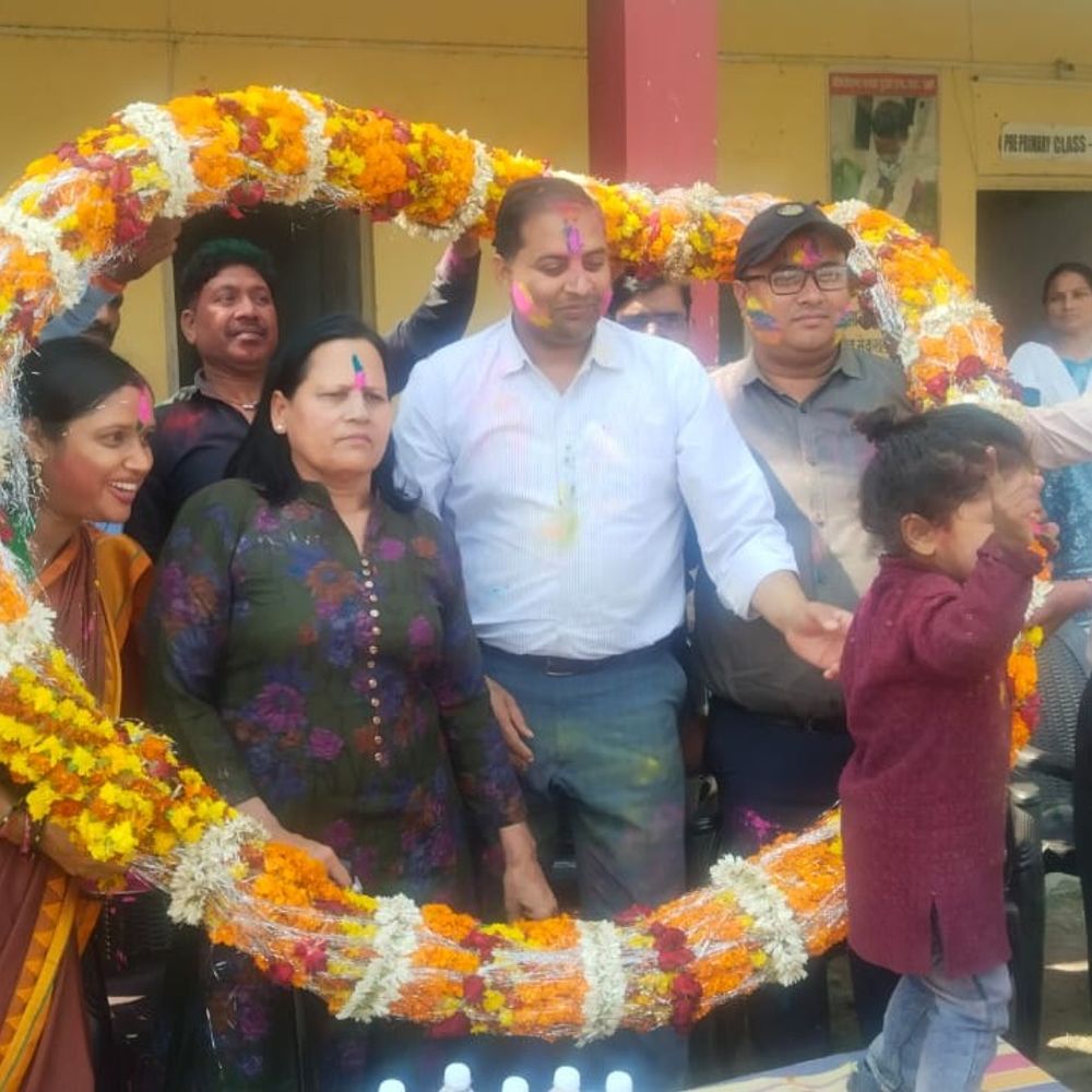 गाजीपुर में दिव्यांग बच्चों ने खेली होली:समर्पण संस्था के विद्यालय में फूलों और गुलाल से मनाया पर्व