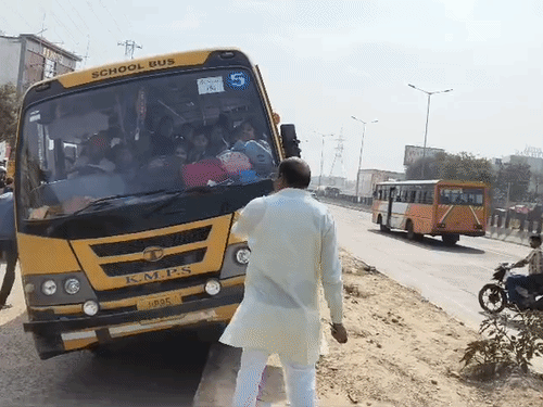 मथुरा में स्कूली बस डिवाइडर पर चढ़ी:  50 बच्चे थे सवार, लोगों ने ड्राइवर के खिलाफ की कार्रवाई की मांग – Mathura News