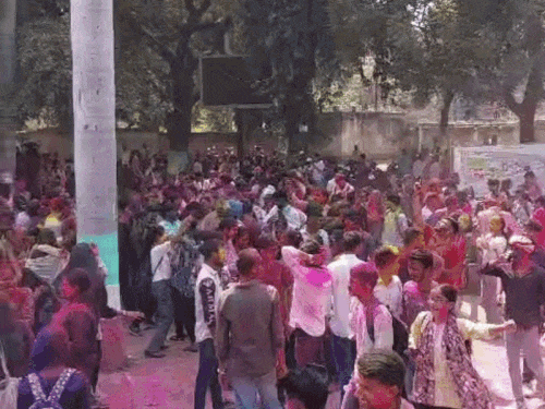 रहें सतर्क, कहीं रंग न बिगाड़ दे आपकी सुंदरता:  वाराणसी के त्वचा रोग विशेषज्ञ ने कहा, रंग खेलने के पहले त्वचा पर लगाएं नारियल का तेल – Varanasi News