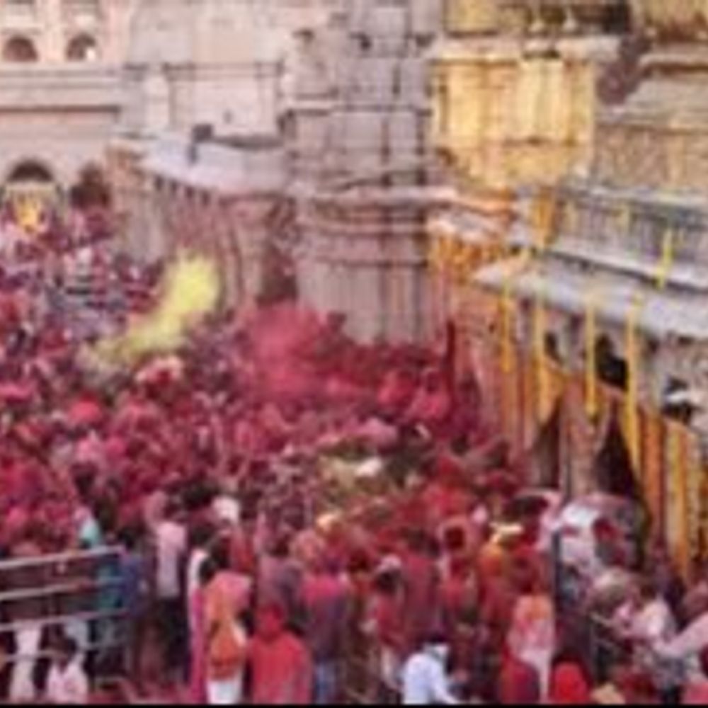 काशीविश्वनाथ गर्भगृह तक मोबाइल लेकर पहुंचे सैकड़ों, सेल्फी-फोटोग्राफी की धूम:वीडियो बनाकर रंग खेला फिर अपलोड की सेल्फी, प्रोटोकॉल सिखाने वाला मंदिर न्यास खामोश