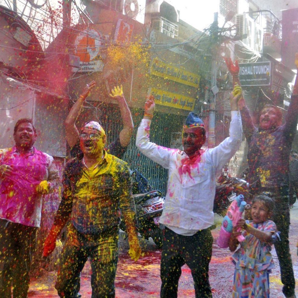 लखनऊ चौक में धूमधाम से मनाई गई होली:113 सालों से खेली जा रही है ऐतिहासिक होली , मोहब्ब के रंग में डूबे व्यापारी