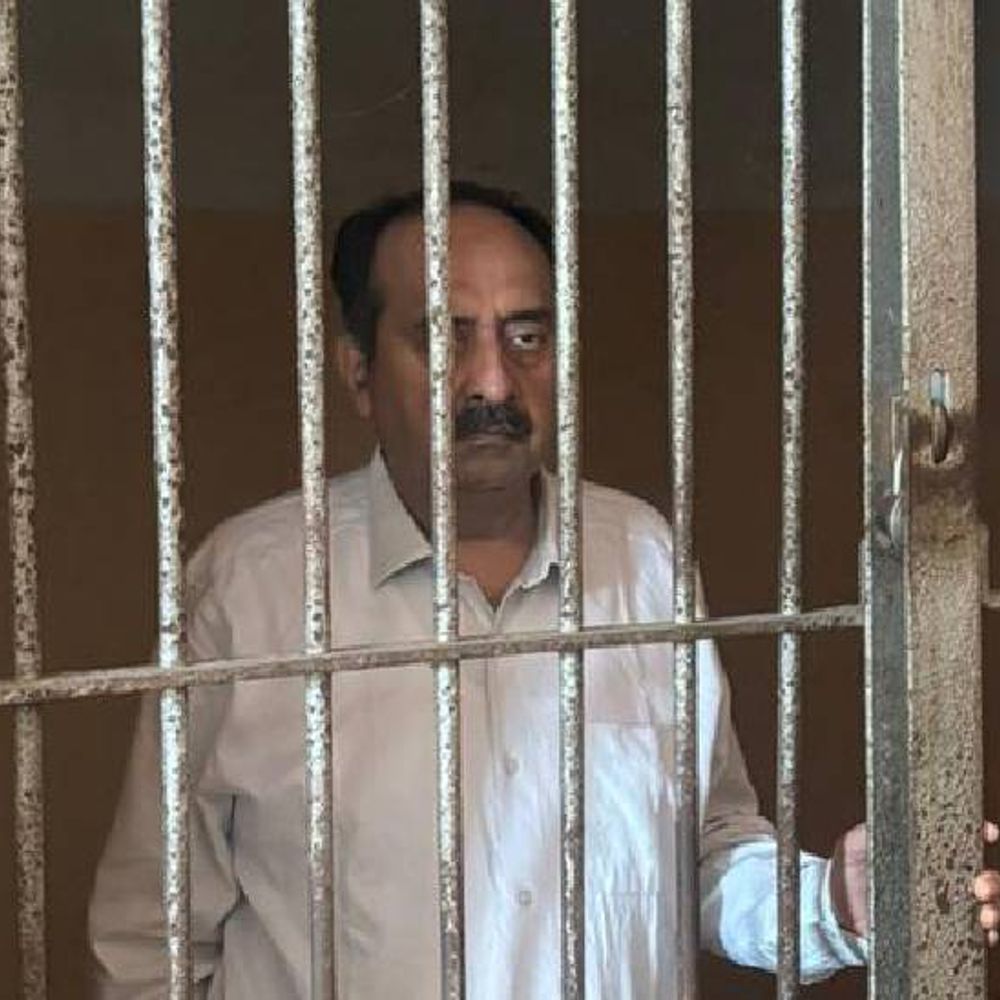 सर्जन शिवाकांत मिश्रा से 5.50 करोड़ की ठगी:शेयर ट्रेडिंग के नाम पर पैसे ट्रांसफर कराए, आरोपी सुशील धवन पर 9वीं FIR दर्ज