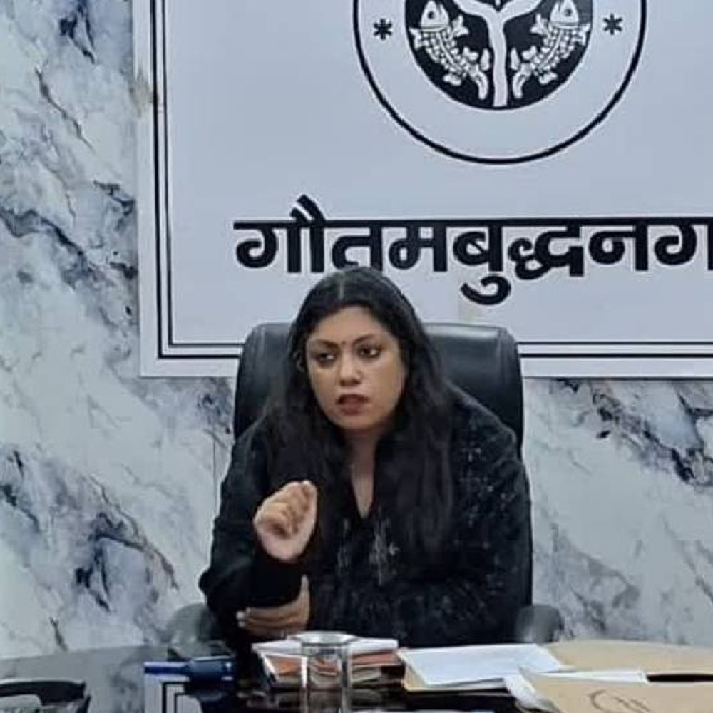 गौतमबुद्ध नगर प्रशासन की पहल:खाड़ी देशों में फंसे नागरिकों के लिए हेल्पलाइन नंबर जारी, मांगा गया ब्यौरा