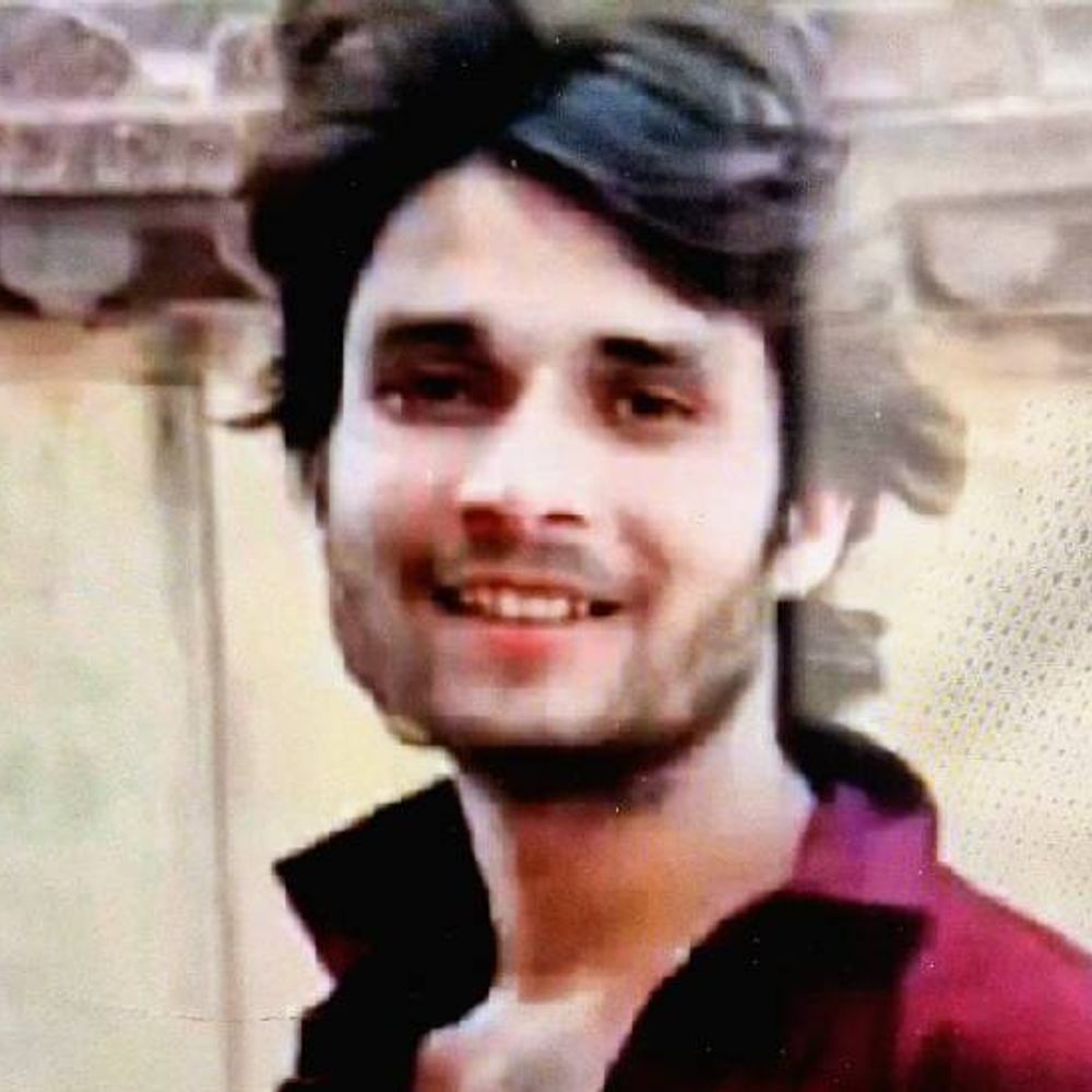 माता-पिता शादी में गए, बेटे ने जान दी:झांसी में पिता बोले- 20 दिन की दवाइयां एक बार में खा गया, 7 दिन से चल रहा था इलाज