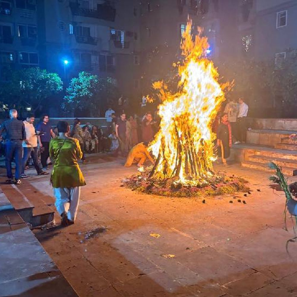 नोएडा की सोसाइटी में होलिका दहन हुआ:पहले महिलाओं ने पूजन किया, लोगों ने लिया हिस्सा; 4 को खेला जाएगा रंग