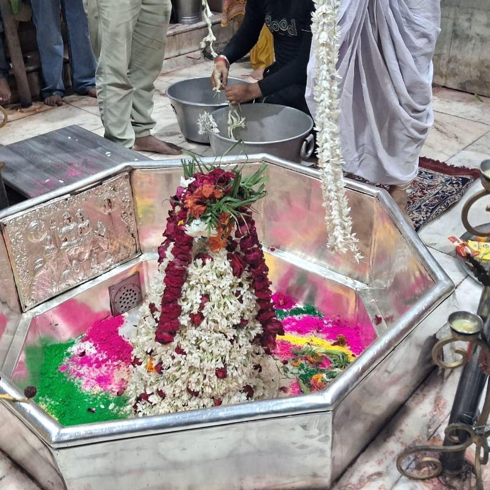 होलिका दहन से पहले बाबा गरीब नाथ का भव्य श्रृंगार:गुलाल और फूल से सजाया, विशेष आरती का आयोजन; आज होगी भस्म आरती