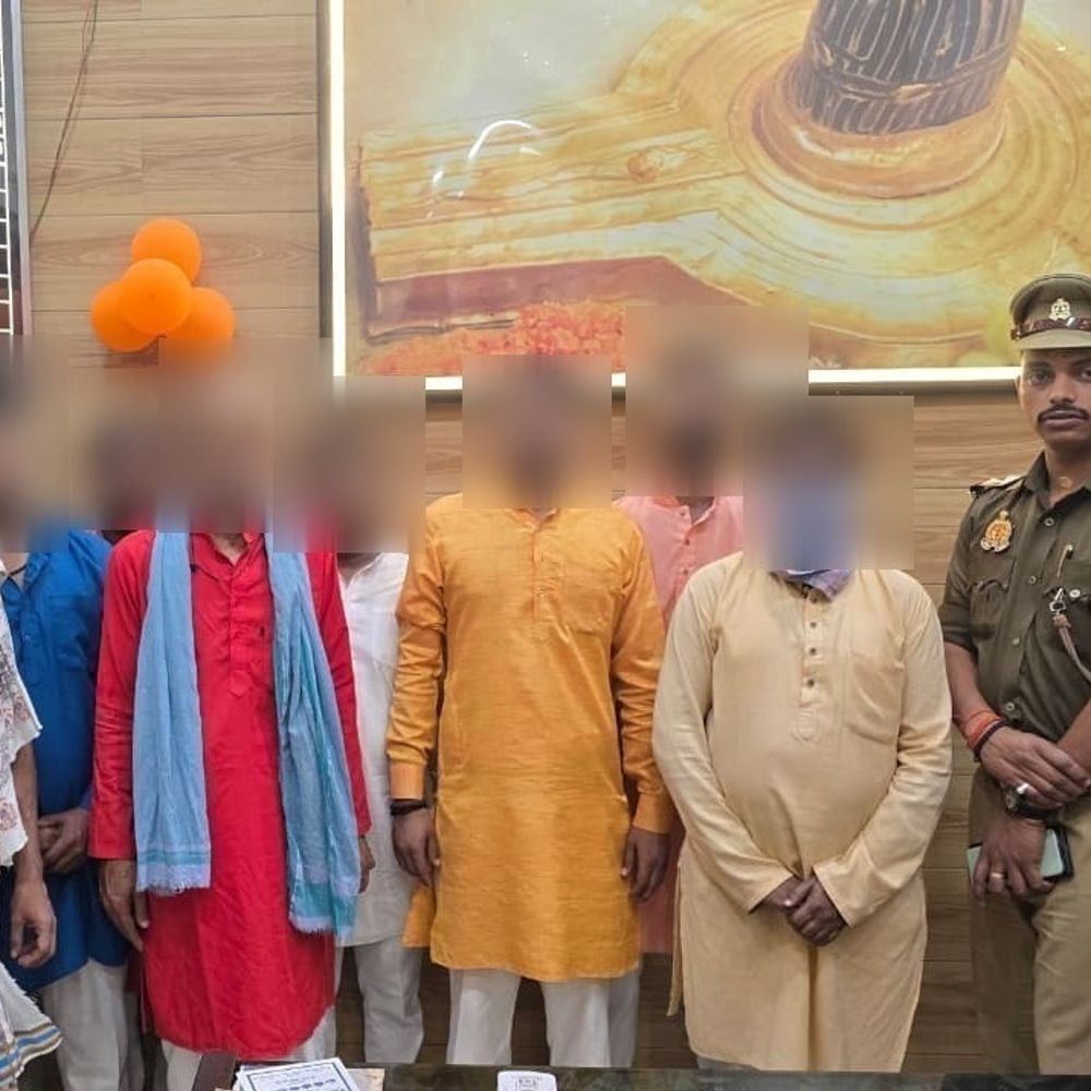 काशीविश्वनाथ में सुगम-दर्शन के बहाने ठगने वाले 8 दलाल दबोचे:चौक पुलिस ने सभी को जेल भेजा, मंदिर कर्मियों पर भी मिलीभगत का शक