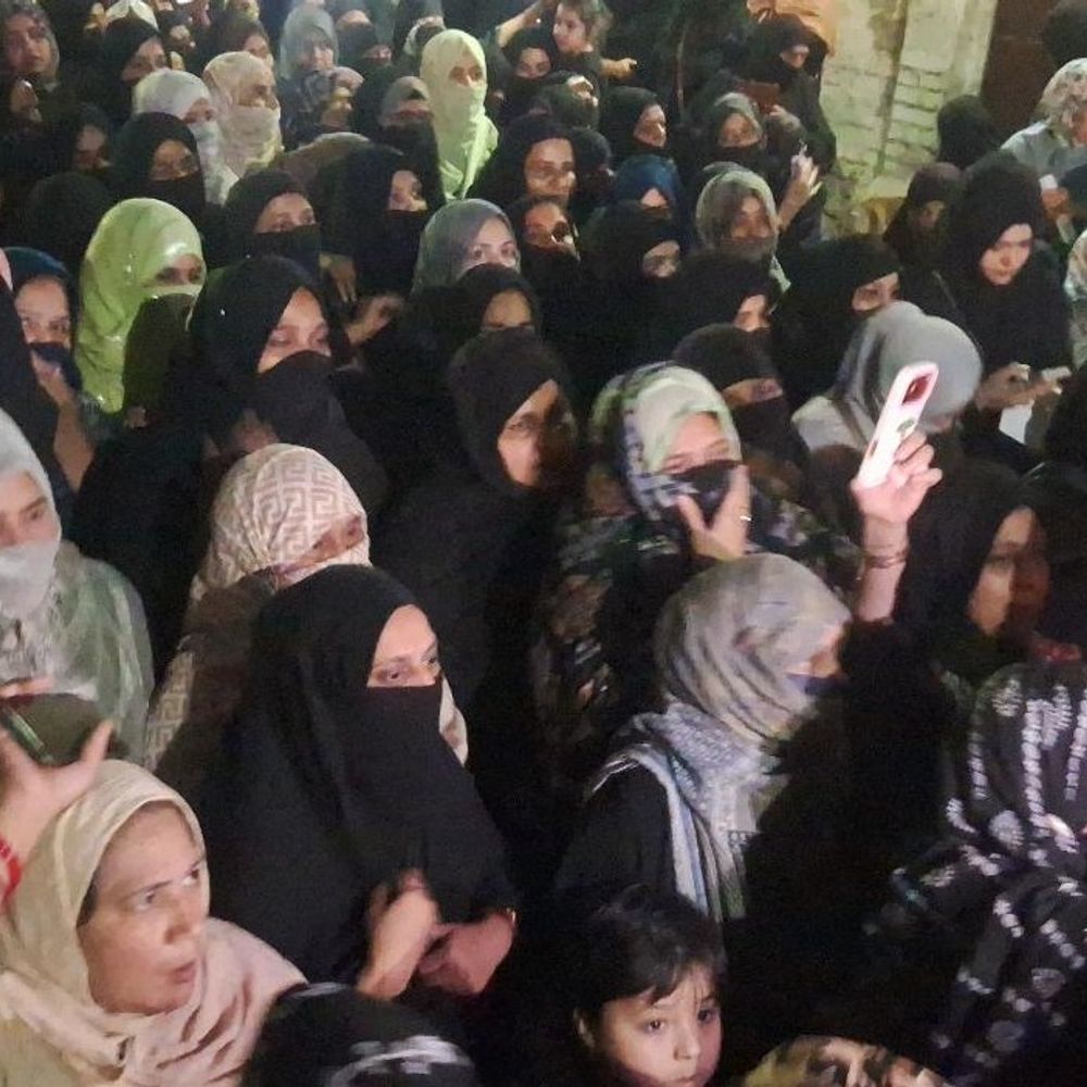 तस्वीरों में देखिये खामेनाई की याद में उमड़ी भीड़:ईरान के सुप्रीम लीडर की तस्वीरें लेकर सड़क महिलाएं, पुतला फूंका