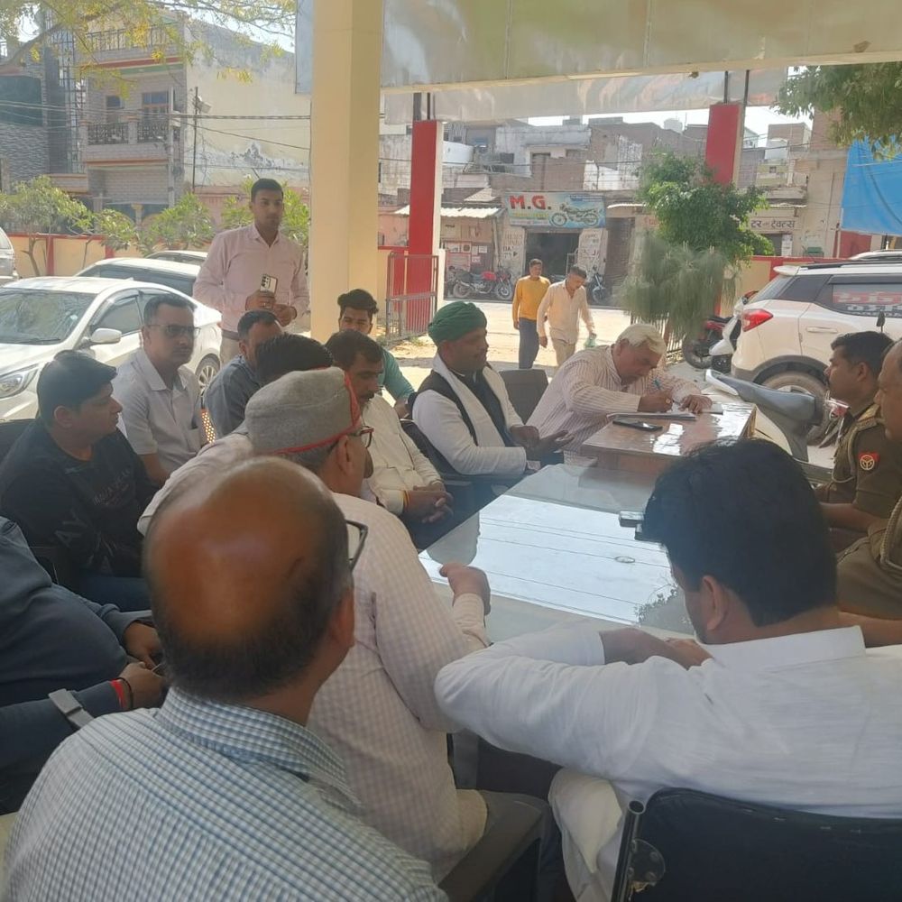 मेरठ में व्यापारियों ने लोकेश खुराना के खिलाफ दी तहरीर:सेंट्रल मार्केट के ध्वस्तीकरण प्रकरण को लेकर सरकार की छवि धूमिल करने का लगाया आरोप