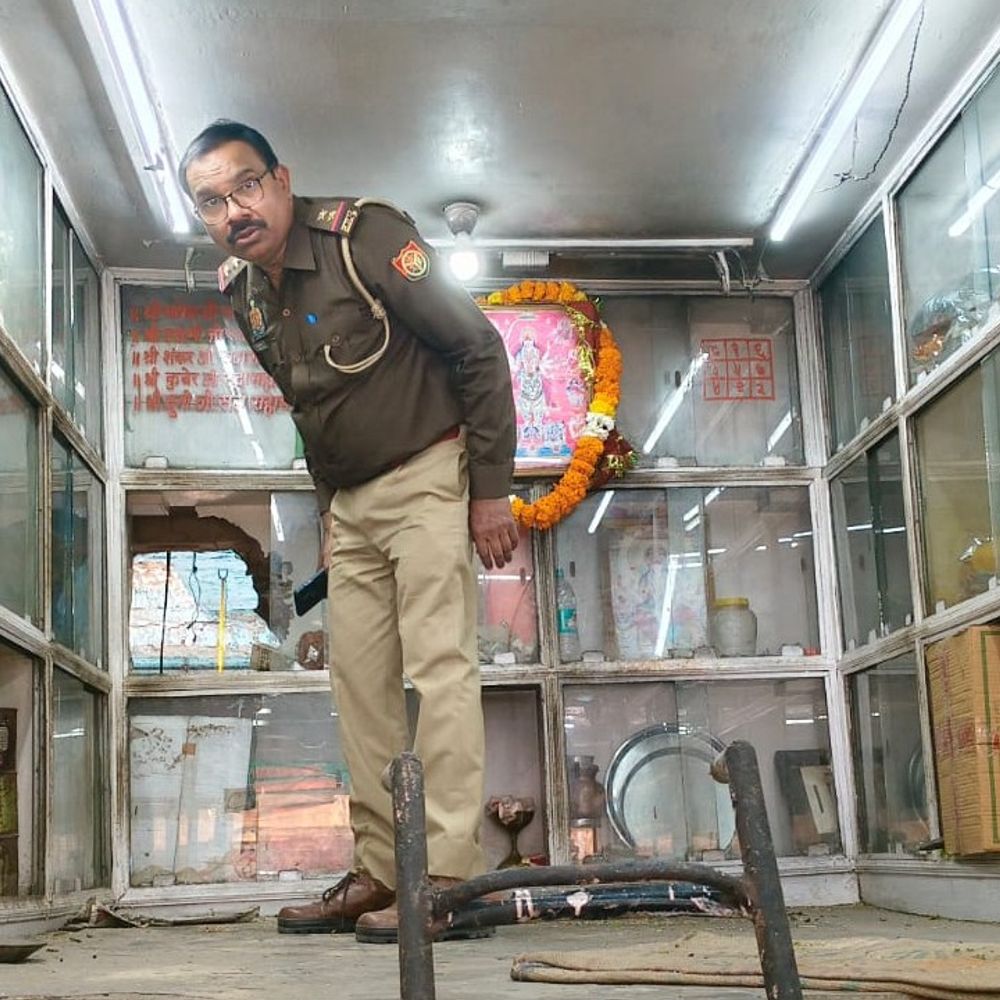 नयागंज में ड्राई फ्रूट्स की 2दुकानों में लाखों की चोरी:ACP कलक्टरगंज ऑफिस से 100 मीटर की दूरी पर हुई वारदात